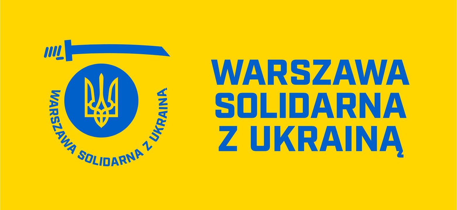 Niebieski napis na żółtym tle: Warszawa solidarna z Ukrainą.