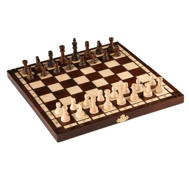 Rozłożona szachownica, drewniana, brązowo-kremowa z rozstawionymi pionkami po dwóch stronach szachownicy.