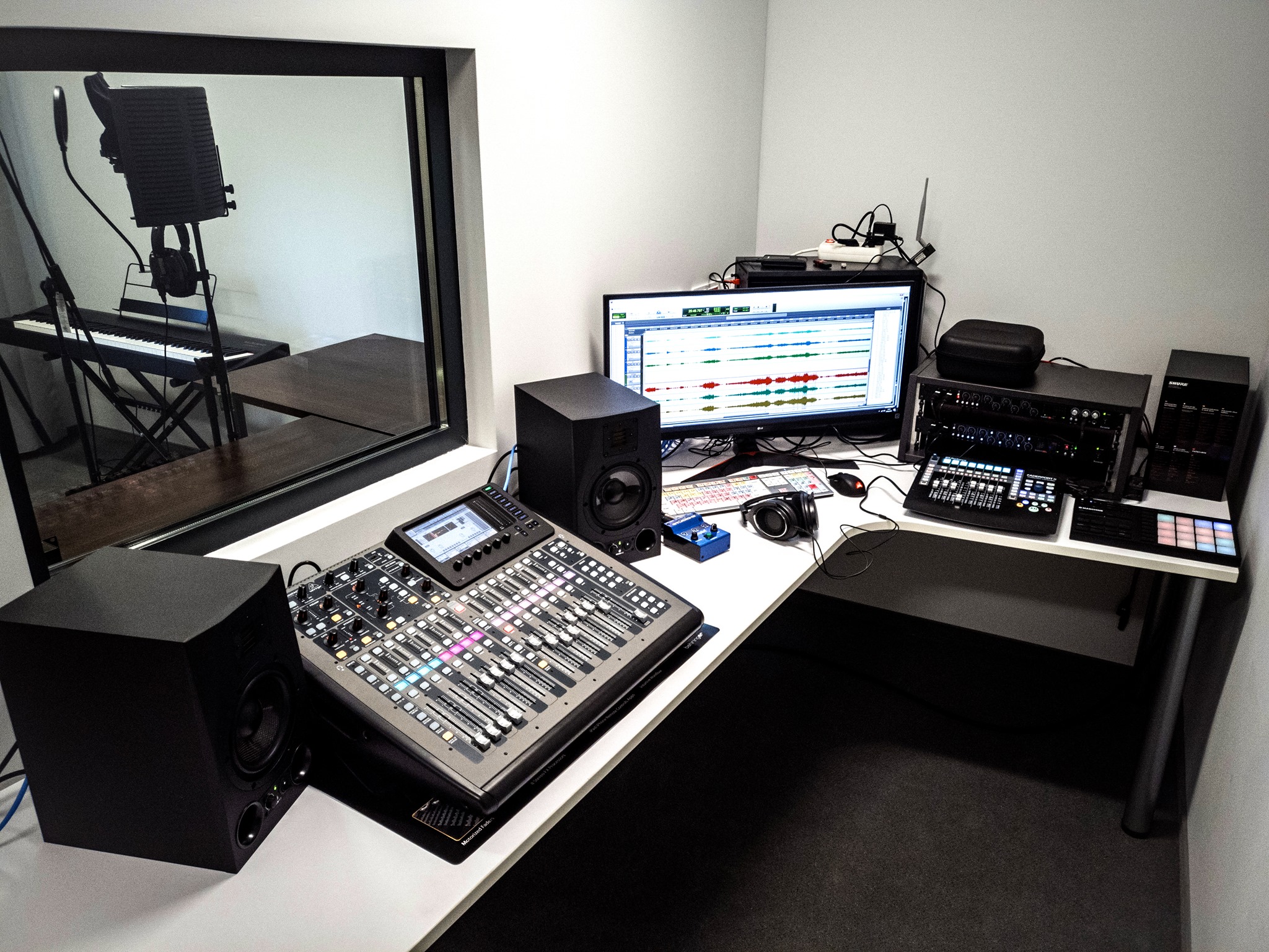 studio nagrań, sprzęt techniczny m.in.  komputer, głośniki