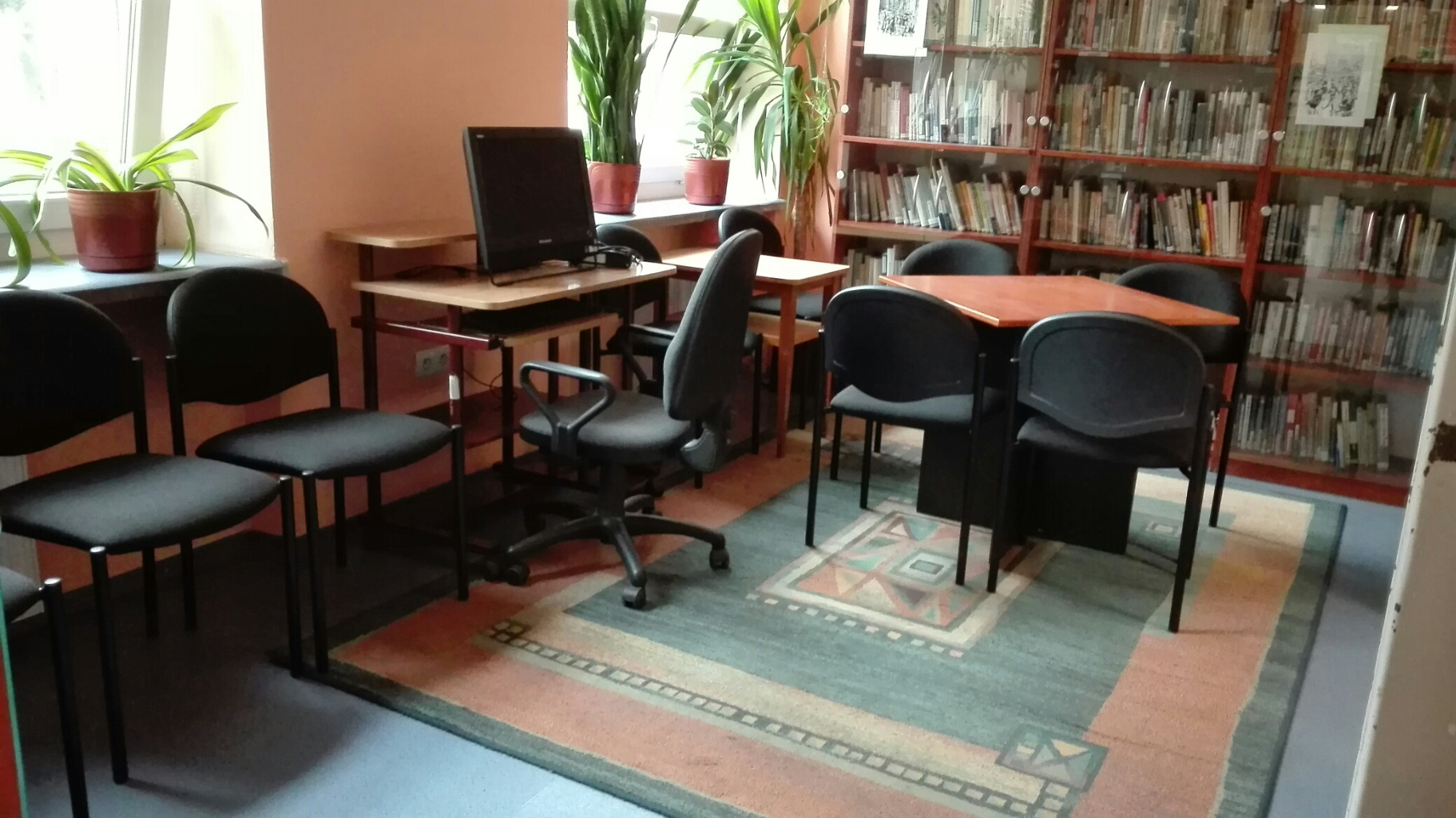 sala w bibliotece ze stanowiskiem komputerowym.