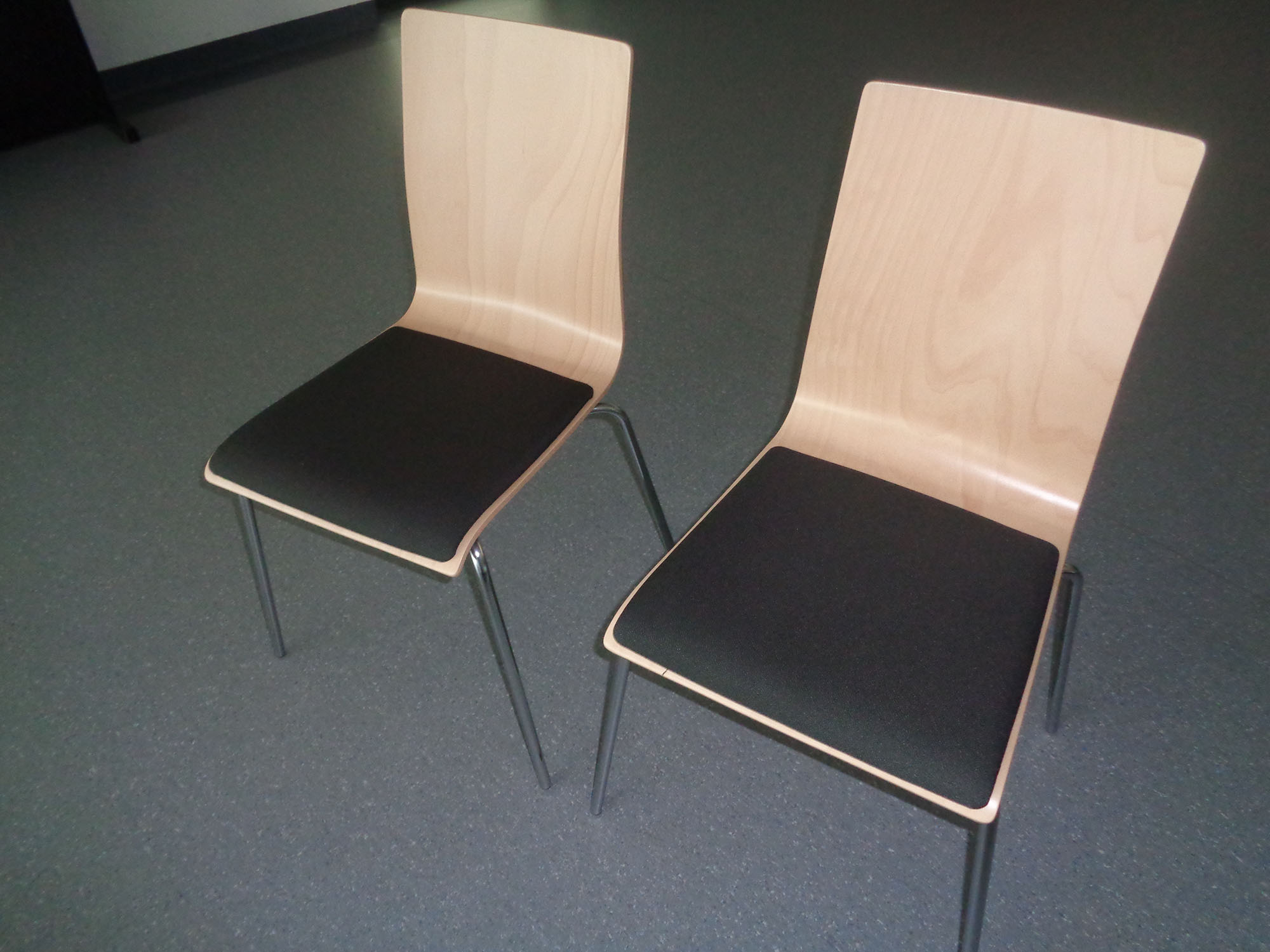 Dwa krzesła.