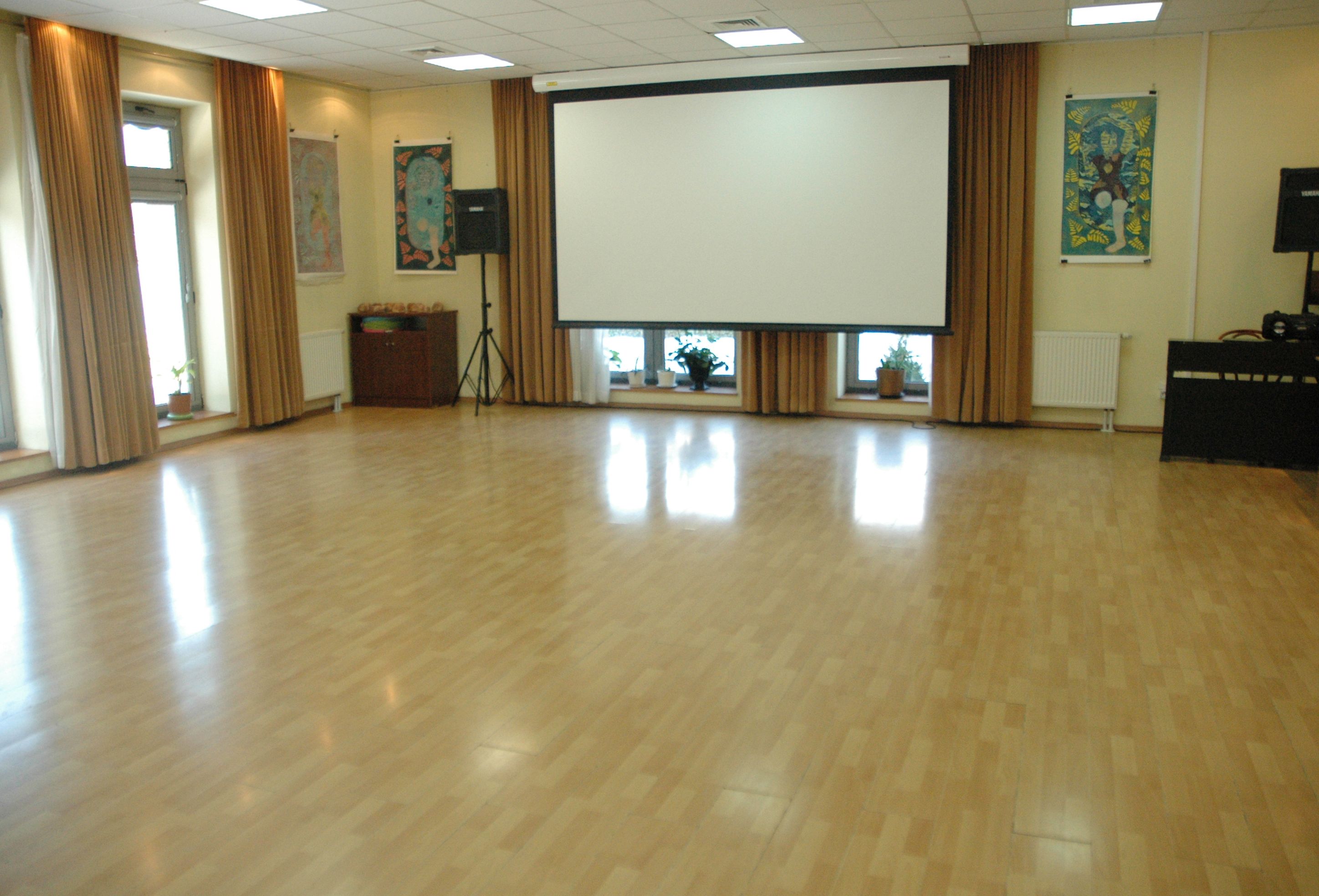 Duża sala z rozwijanym ekranem do projekcji.