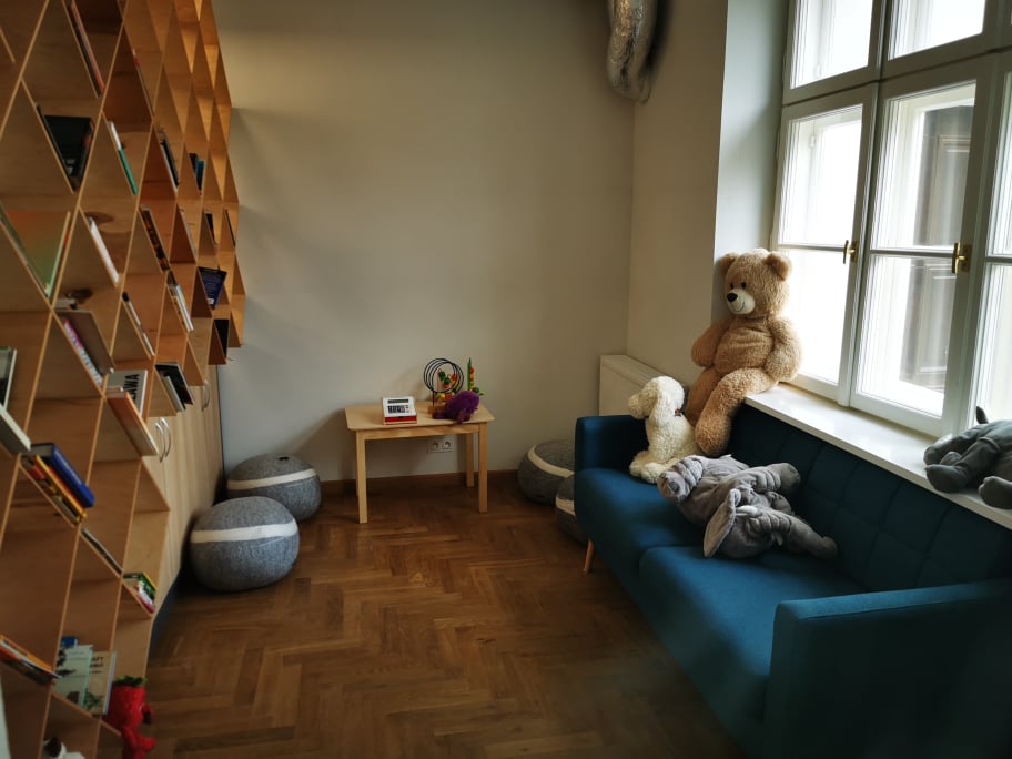 Przestrzeń z kanapą i zabawkami dla dzieci