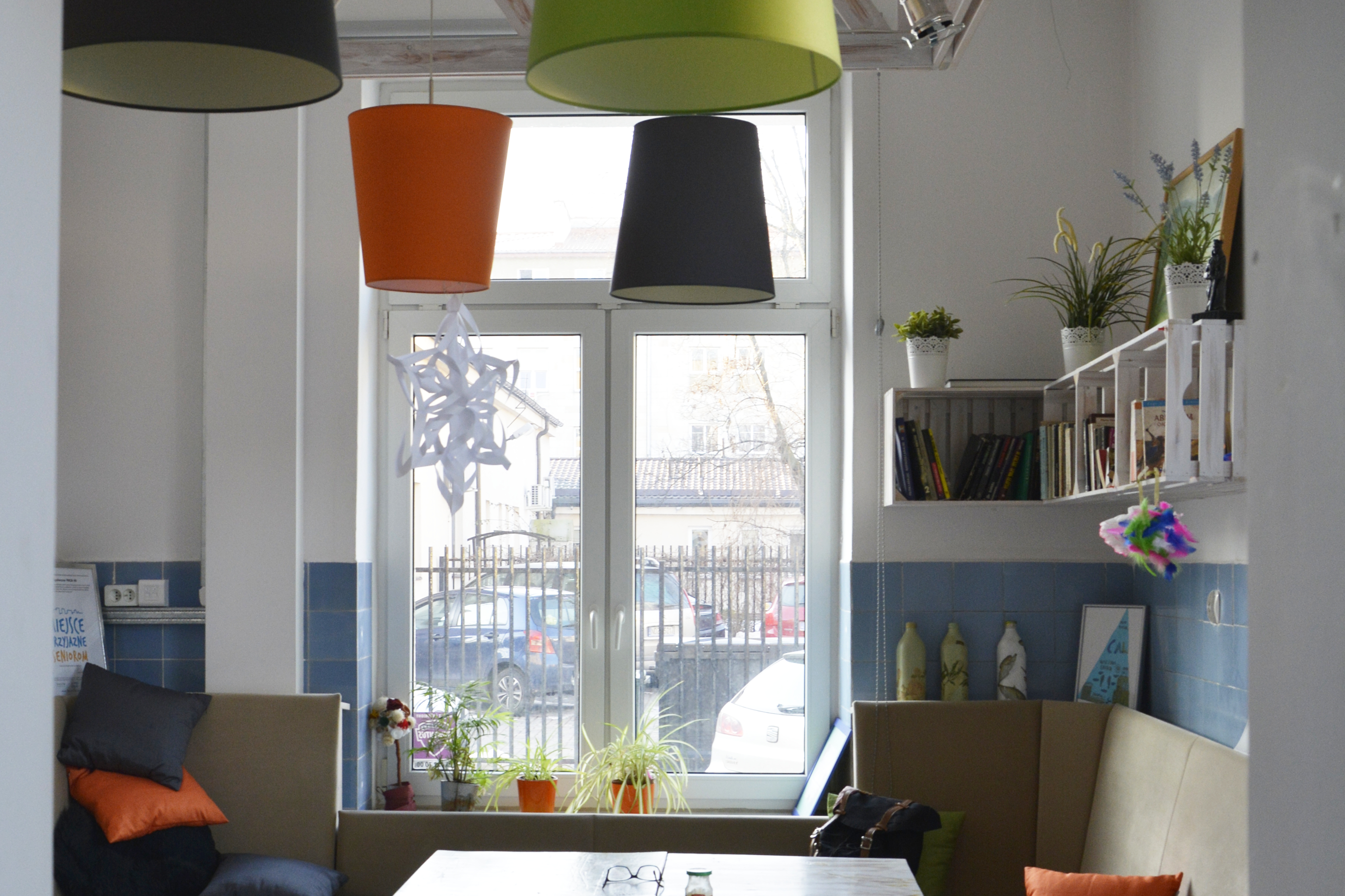 Zdjęcie przestrzeni znajdującej się w kuchni z miejscami do siedzenia przy oknie.