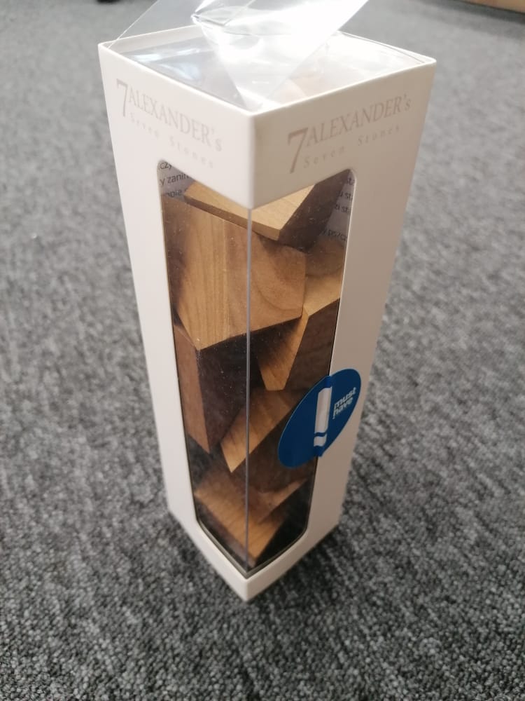 Pudełko z drewnianymi klockami 