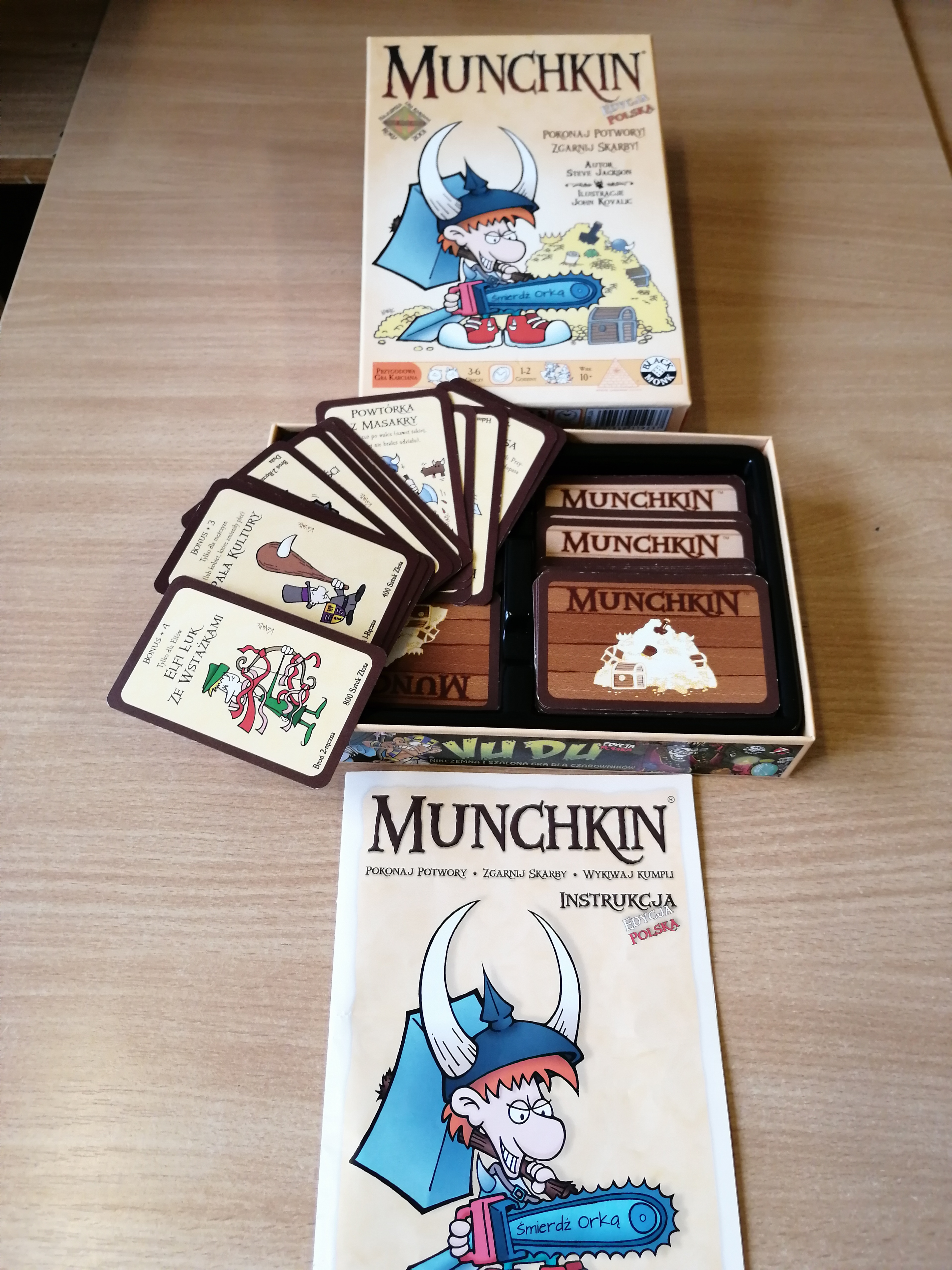 Rozpakowana gra karciana o nazwie: Munchkin - edycja podstawowa.
