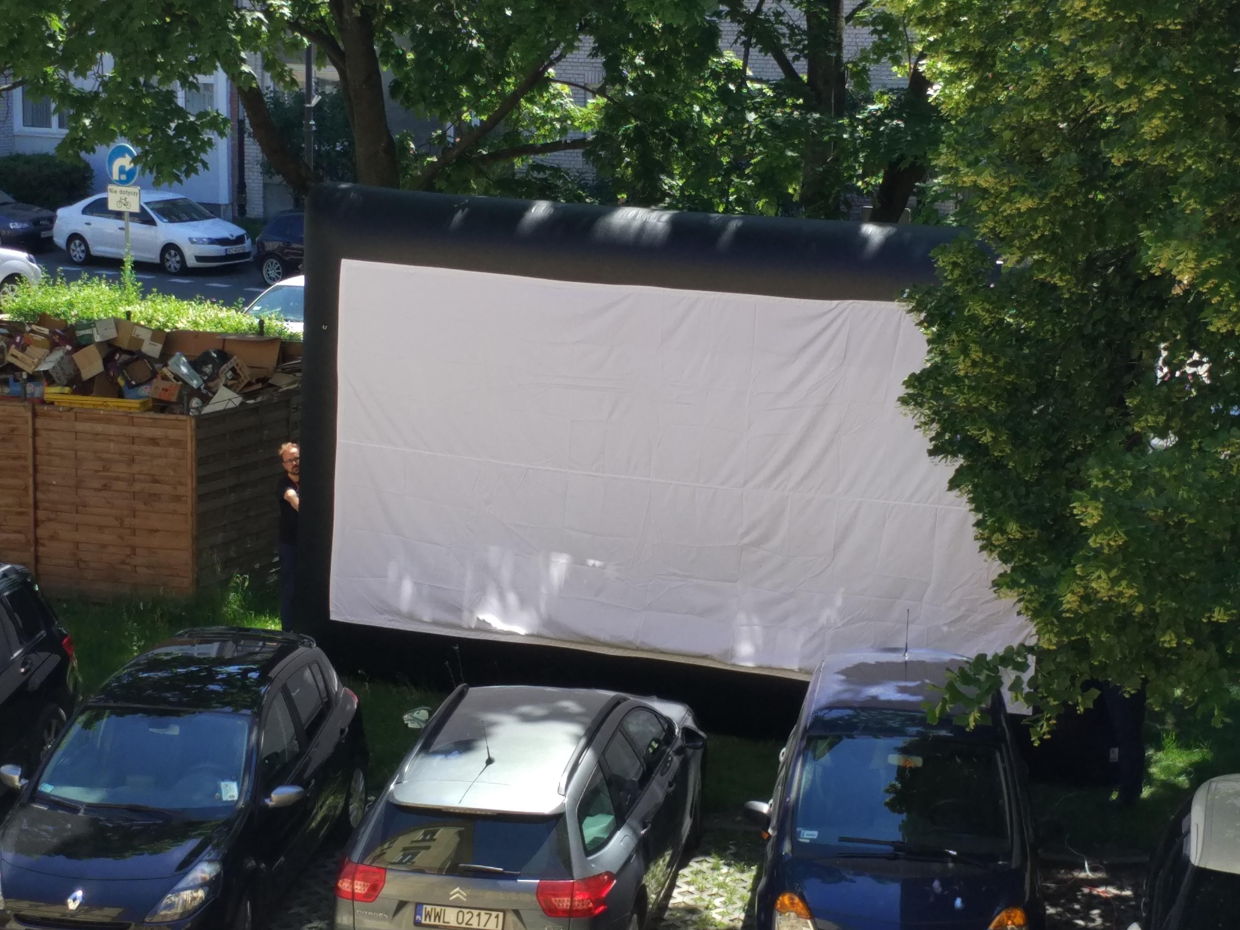 Ekran pneumatyczny do plenerowych projekcji filmowych rozstawiony na parkingu.