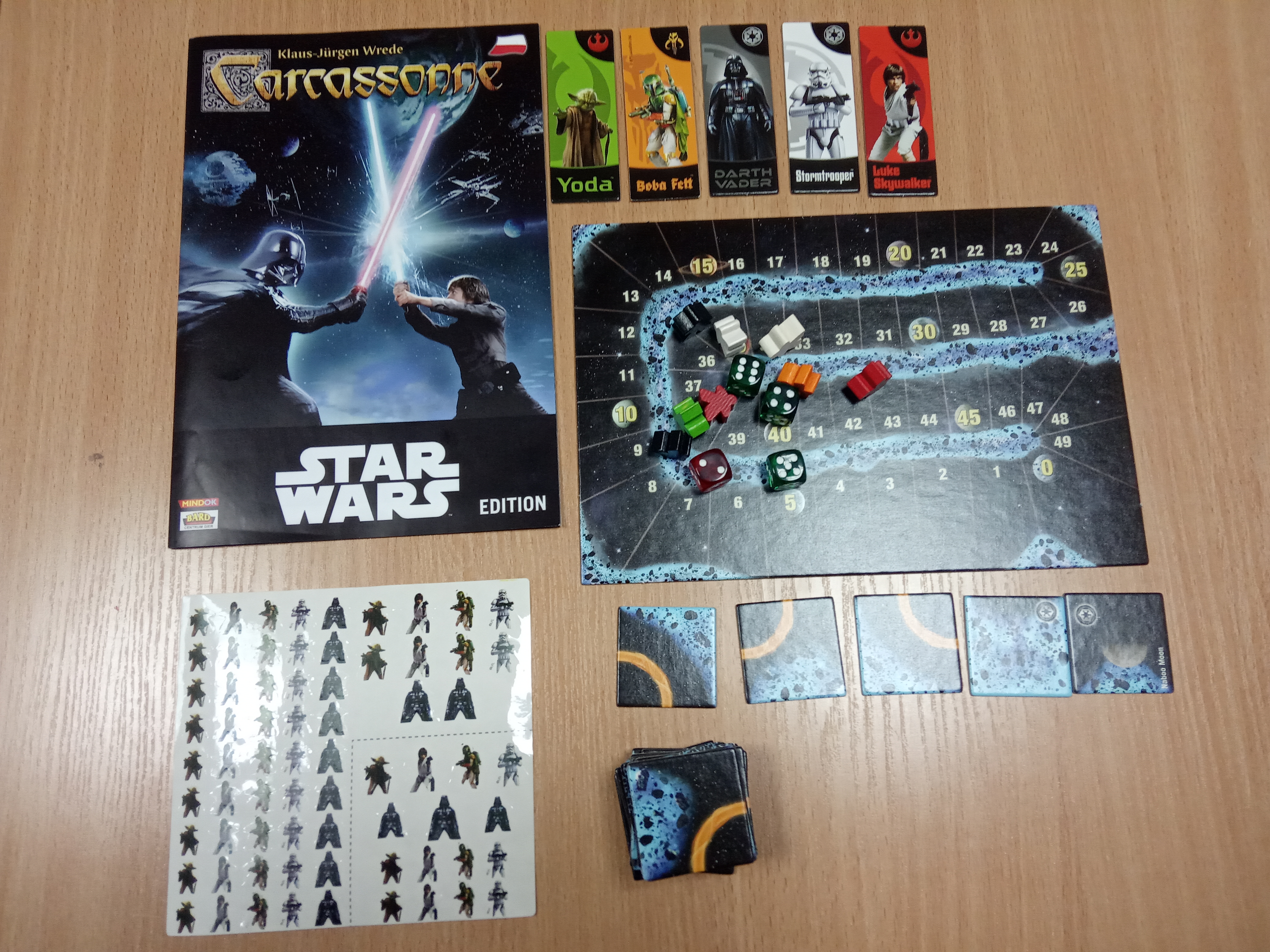 Gra Carcassone - Star Wars, rozłożona plansza do gry, kostki, karty z postaciami.