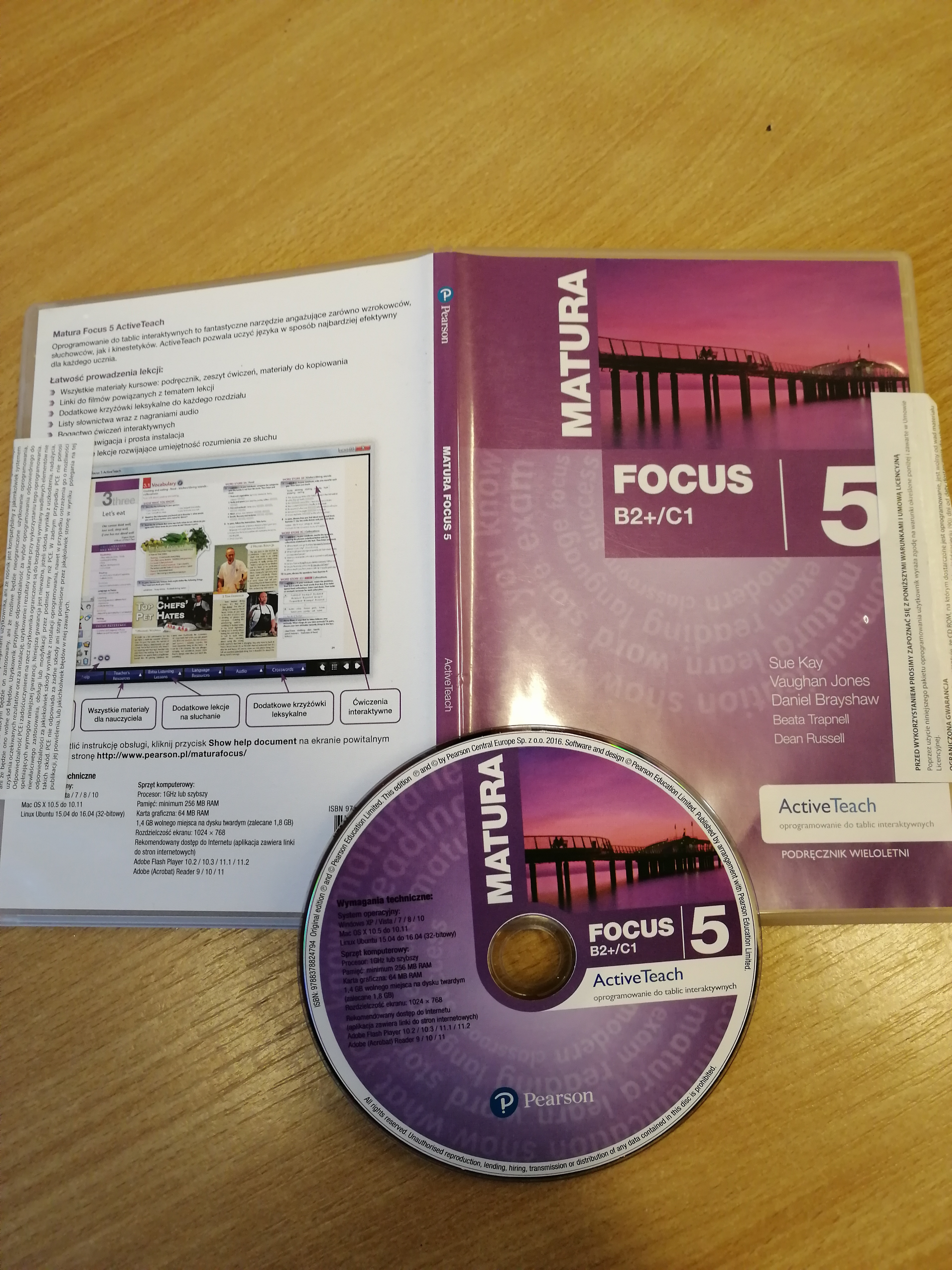 Okładka książki: Matura Focus 5 B2.  Na okładce położona jest płyta CD o takim samym tytule. 