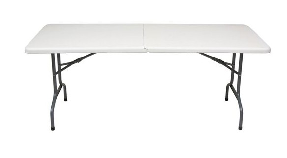 Zdjęcie rozłożonego stołu o kształcie prostokąta 