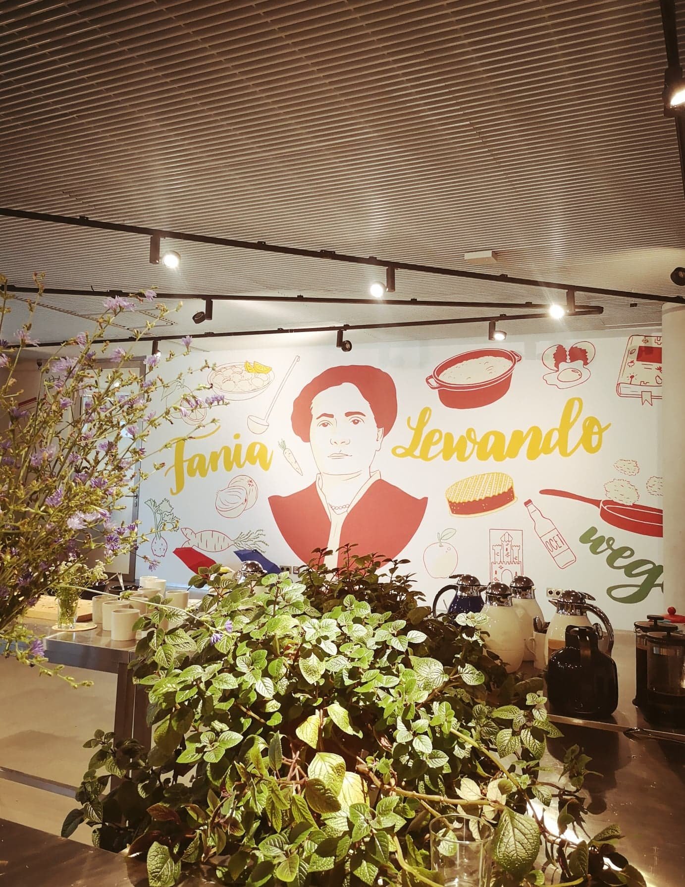 zdjęcie przedstawiające mural we wnętrzu z napisem Fania Lewanso i portretem kobiety
