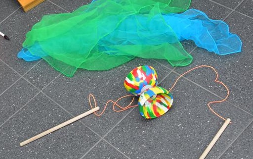 Diabolo - jest to gumowo-plastikowa zabawka. Ma ona kształt klepsydry, należy ją rozkręcić za pomocą dwóch kijków, na których rozpięty jest sznurek. 