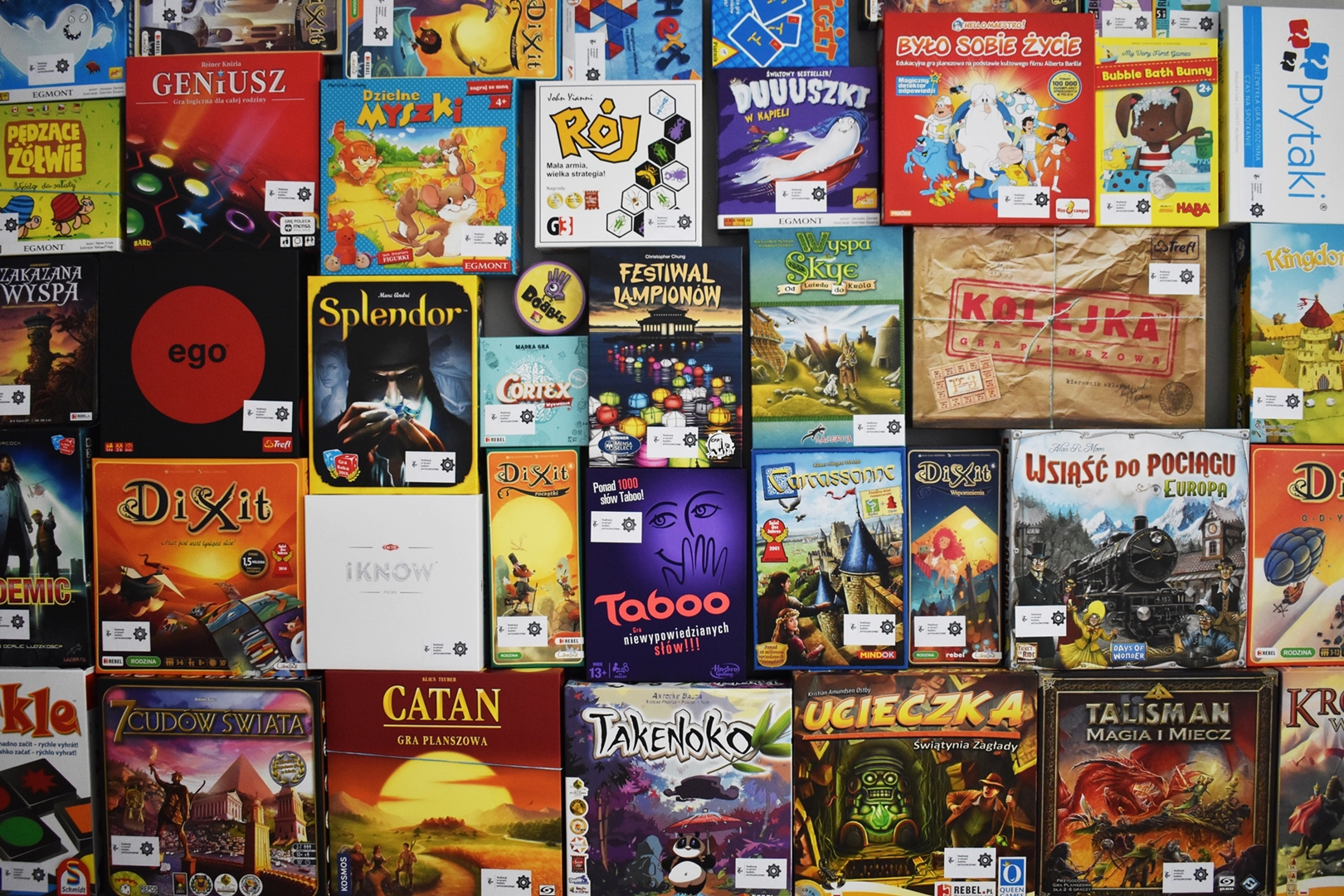Pudełka kilkunastu gier planszowych ułożone obok siebie. 